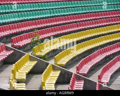 Grüne, rote und gelbe Sitzreihen im Friedrich Ludwig Jahn-Stadion in Berlin-Prenzlauer Berg Stockfoto