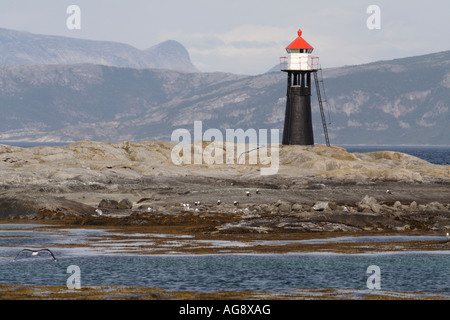 Leuchtturm auf Hamarøy, Lofoten-Inseln im Hintergrund, Norwegen. Stockfoto