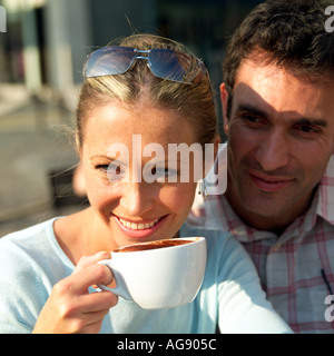 Paar trinken Cappuccino Stockfoto