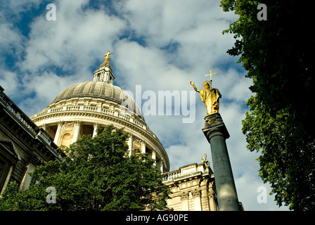 Vergoldete Statue des Heiligen Paulus in den Gärten von Saint Pauls Cathedral London England Vereinigtes Königreich Stockfoto