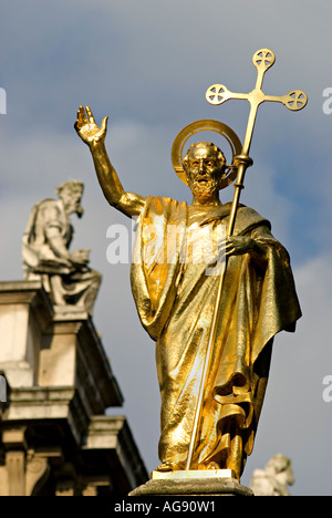 Vergoldete Statue des Heiligen Paulus in den Gärten von Saint Pauls Cathedral London England Vereinigtes Königreich Stockfoto