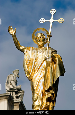 Vergoldete Statue des Heiligen Paulus in den Gärten von Saint Pauls Cathedral London England Vereinigtes Königreich Stockfoto