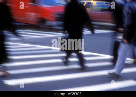 Verschwommene Fußgänger in Bewegung in New York City Zebrastreifen New York USA Stockfoto