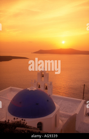 Kirche mit Blick auf das Meer bei Sonnenuntergang in der Nähe von Thira auf der Insel Santorin in Griechenland Europa Stockfoto