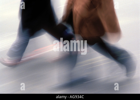 Verschwommene Beine in Straße Zebrastreifen in New York City USA Stockfoto