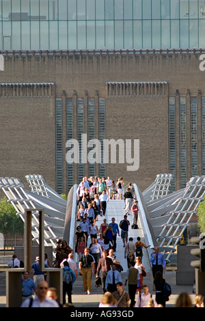 Fußgänger, die ihren Weg über die Millennium Bridge arbeiten, die zwischen der City of London und die Tate Modern England läuft Stockfoto