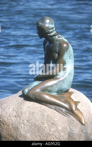 Hans Christian Andersons "kleine Meerjungfrau" ist in dieser beliebten Wahrzeichen Statue in Kopenhagen, Dänemark dargestellt. Stockfoto