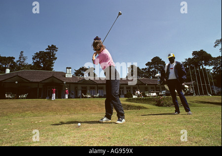 Sri Lanka Nuwara Eliya, junge Frau, die Golf spielen im Sint Andrew Hotel Stockfoto