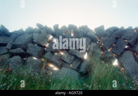 Steinmauer in Irland über den berühmten Aran-Inseln irische Architektur aus Stein Stockfoto