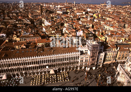 Luftaufnahme von St. Marks Platz und Umgebung von Campanile in Venedig Italien Stockfoto