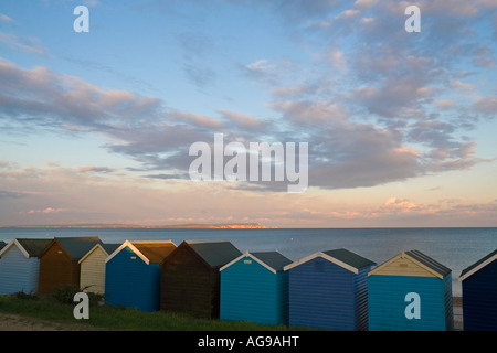 Hütten am Strand und Blick über den Solent auf die Isle Of Wight von Brüdern Cliff Beach, Christchurch, Dorset, England Stockfoto