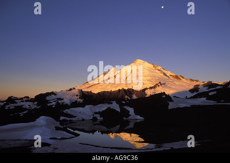 Des Mondes oben Mt Baker in 14 Ziege See bei Sonnenaufgang North Cascades Cascade Mountains Washington Stockfoto