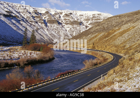 821 Autobahn durch den Yakima River Canyon im Winter Washington Stockfoto