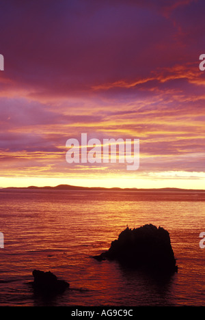 Gewitterwolken und Sonnenuntergang über Urchin Felsen Vancouver Island in Ferne Deception Pass State Park Fidalgo Island Washington Stockfoto