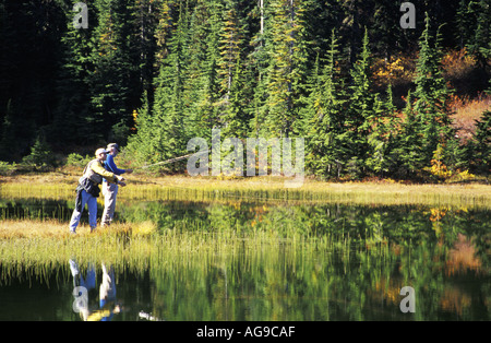 Vater und Sohn Fliegenfischen subalpinen See Grace Lakes Stevens Pass Cascade Mountains Washington Stockfoto