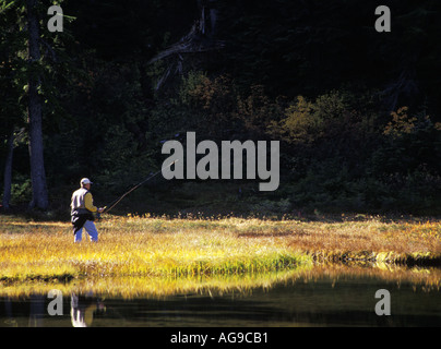 Mann Fliegenfischen subalpinen See Grace Lakes Stevens Pass Cascade Mountains Washington Stockfoto