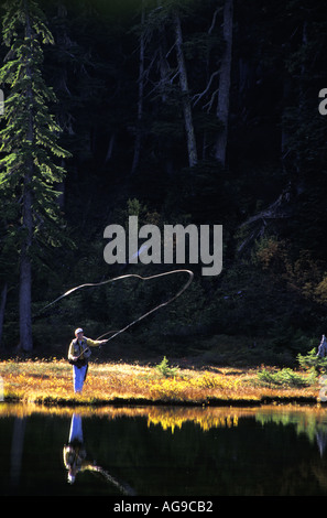 Mann Fliegenfischen subalpinen See Grace Lakes Stevens Pass Cascade Mountains Washington Stockfoto