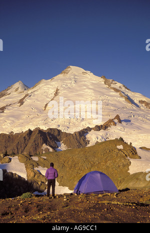 Backpacker neben Zelt unter Mt Baker an einem klaren Morgen North Cascades Cascade Mountains Washington Stockfoto