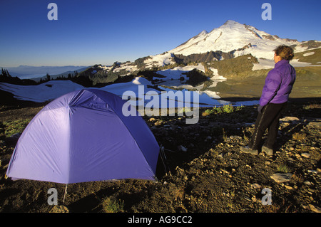 Backpacker neben Zelt unter Mt Baker an einem klaren Morgen North Cascades Cascade Mountains Washington Stockfoto