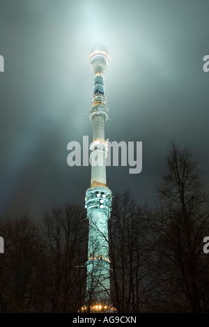 Moskauer Fernsehturm Ostankino Nacht sehr Nebel Stockfoto