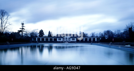 Lido öffnen Freibad Cheltenham UK Stockfoto