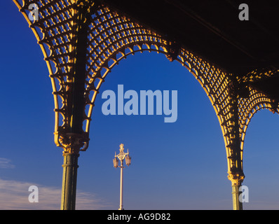 Detail der dekorative Schmiedearbeiten an Brighton Promenade East Sussex England UK Stockfoto