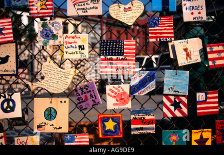Denkmal für 9 11 Terroristen angreifen, New York, USA; Fliesen von Schulkindern Stockfoto