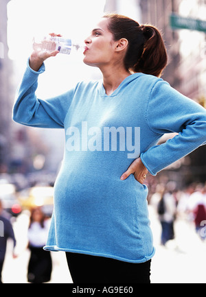 Schwanger Evian im Verkehr Stockfoto