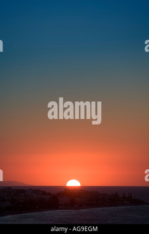 Sonnenuntergang über der Ägäis auf der griechischen Insel Rhodos Stockfoto