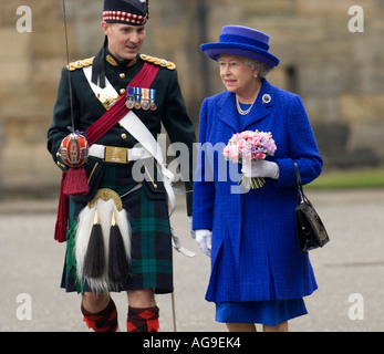 Königin Elizabeth II begleitet von einem Offizier an öffentlichen Zeremonie in Edinburgh, Schottland. Stockfoto