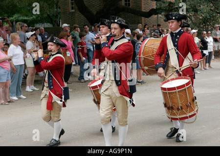 Colonial Williamsburg Virginia, Duke of Gloucester Street, Fife & Drum Corps, märz, Musik, Tricorne-Hüte, VA070625019 Stockfoto