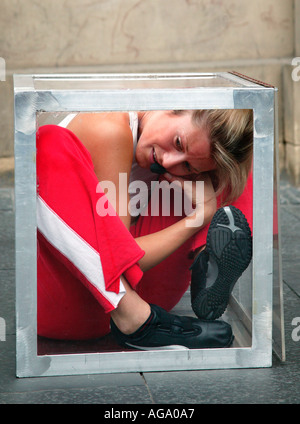 Bendyem Contortionist in Plexiglas-Box Lächeln während der Durchführung während der Stadt von Edinburgh Fringe Festival 2003 Stockfoto