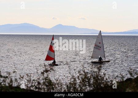 Segelboote auf der Sound of Jura mit Blick auf die Insel Islay in den Inneren Hebriden Schottland Stockfoto