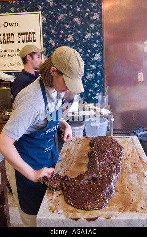 Junger Mann machen Fudge in Süßwarengeschäft in Bergen NC USA Stockfoto