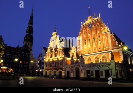 Riga Town Hall Square Ratslaukums das Gebäude auf der rechten Seite ist das Haus von Mitessern und in der Front St Peter Kirche Riga Stockfoto