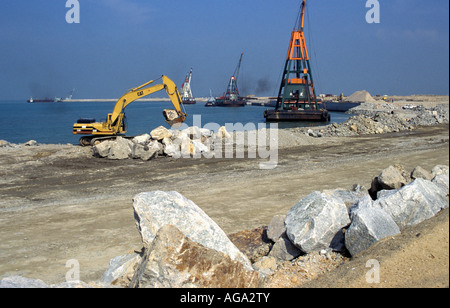 China, Hong Kong, Krane auf der Baustelle des Flughafens Chek Lap Kok 1996 Stockfoto