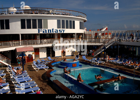 Kreuzfahrtschiff Carnival Fantasy Schwimmbad Blau Liegestühle Stockfoto