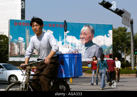 Ein Mann-Zyklen vorbei an einem Billboarof Deng Xiao Ping in Shenzhen, das erinnert an die Gründung des China s erste Special Economic Zone Stockfoto