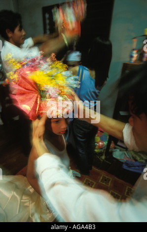 Zwei Cousins anziehen als Fürsten in ihrem Haus in Poy Sang lange die jährlichen Weihe von Novizen Thailand Mae Hong Son Stockfoto