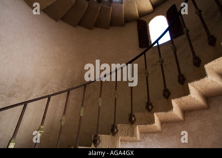 Scottys Schloss, Death Valley, Kalifornien, in einer der wichtigsten Türme nachschlagen. Stockfoto