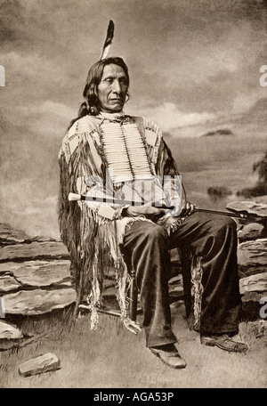 Red Cloud oder Mahpiua Luta Oglala Sioux chief In quillwork Shirt 1890. Albertype (Foto) Stockfoto