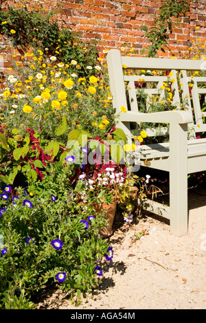 Garten-Sitzplatz in der Walled Garden an Lydiard Park, Swindon, Wiltshire, UK, England Stockfoto