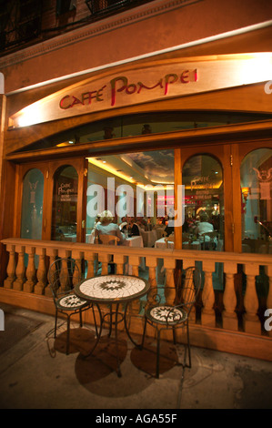 Leeren Gehweg Tisch draußen Cafe Pompei in der Hanover Street in das italienische Viertel North End Boston MA Stockfoto