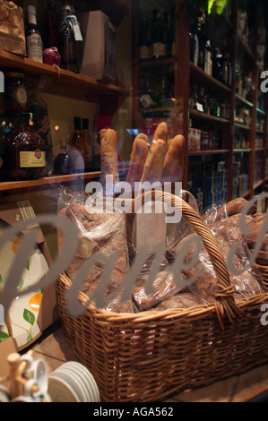 Frisches Brot im Fenster der Salumeria Toscana Delikatessen in der Hanover Street im Stadtteil italienischen in North End von Boston MA Stockfoto