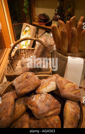 Frisches Brot im Fenster der Salumeria Toscana Delikatessen in der Hanover Street im italienischen Viertel im Norden Ende des Boston MA Stockfoto