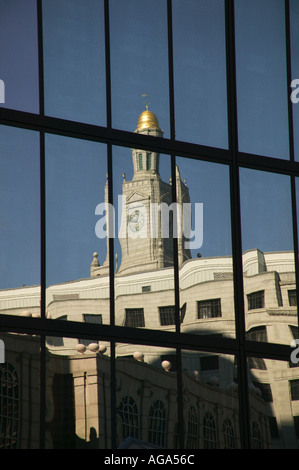 Das New England Gebäude an der Boylston Street spiegelt sich in der Hancock Gebäude Markt Boston MA Stockfoto