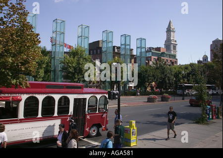 Holocaust-Mahnmal mit Trolley Tour im Vordergrund und Custom House und Faneuil Hall im Hintergrund Boston MA Stockfoto