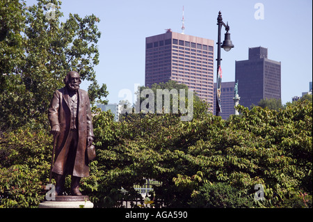 Edward Everett Hale-Statue am Boston Public Garden mit Skyline der Stadt im Hintergrund Boston MA Stockfoto