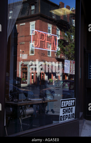 Alten Pedal-Nähmaschine in Schuh Reparatur Schaufenster mit Reflexion des Viertels von Hanover Street Boston MA Stockfoto