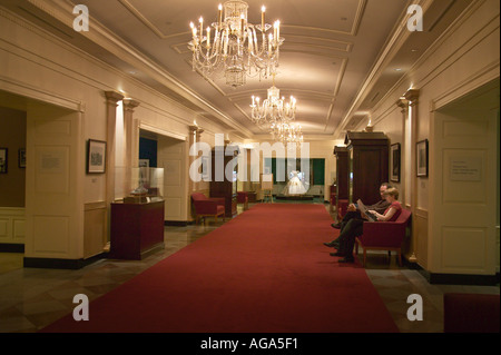 Flur führt zu Ausstellungen im John F Kennedy Library and Museum Boston MA Stockfoto